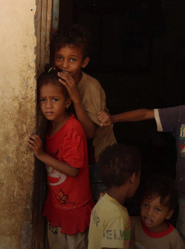 tasmeem-kids-by-the-living-room-door-abyan-almakhzan