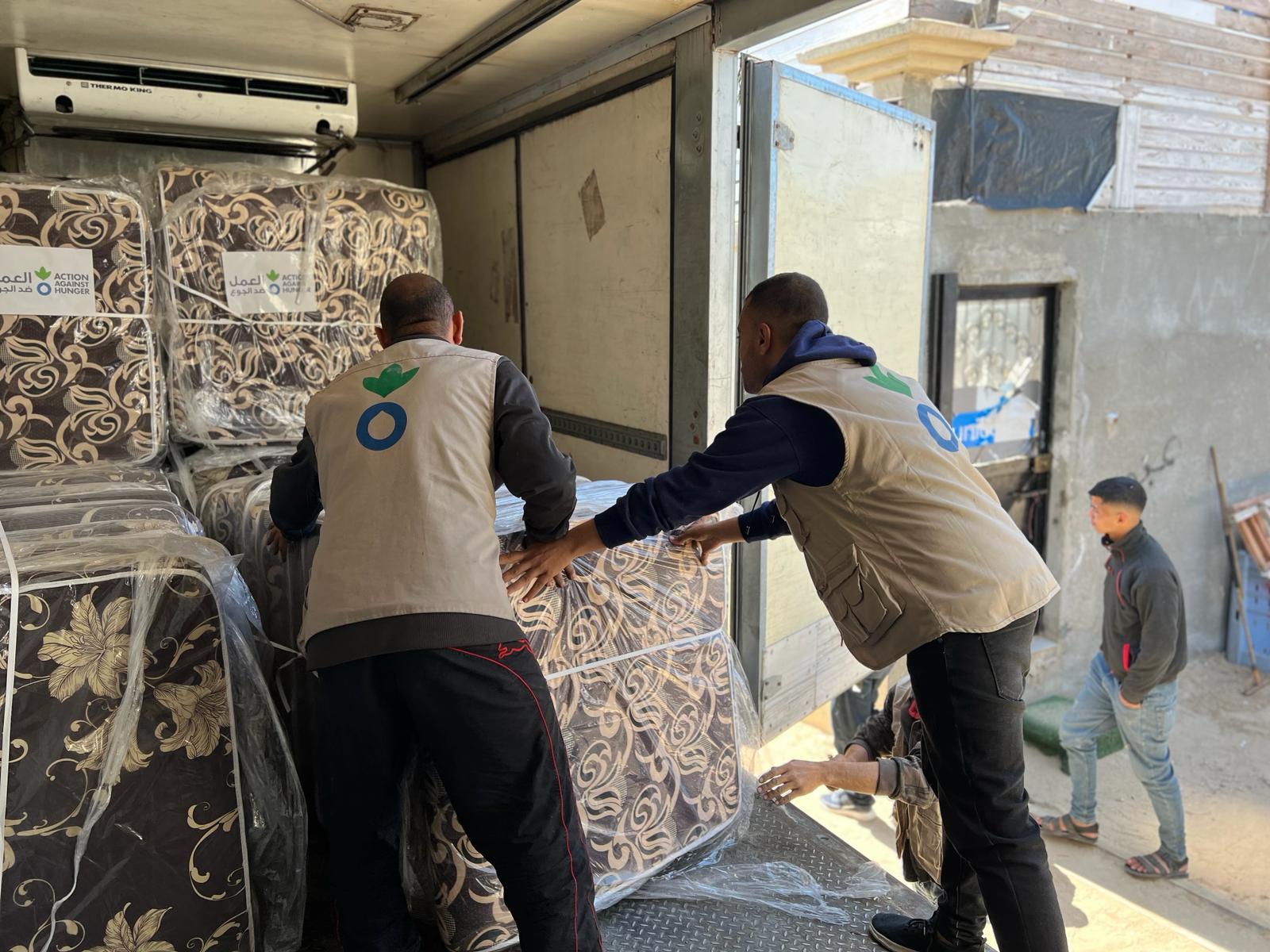 equipo de emergencia de Acción contra el Hambre cargando material humanitario para su distribución en Gaza © Acción contra el Hambre.