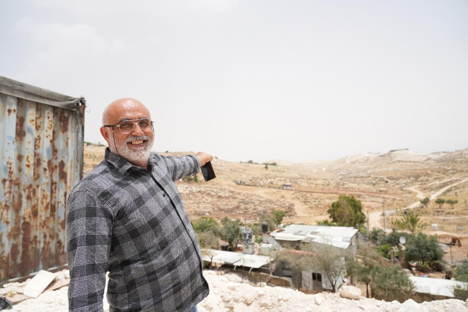 un agricultor palestino señala las tierras de cultivo que ha recuperado en Cisjordania gracias al apoyo de Acción contra el Hambre