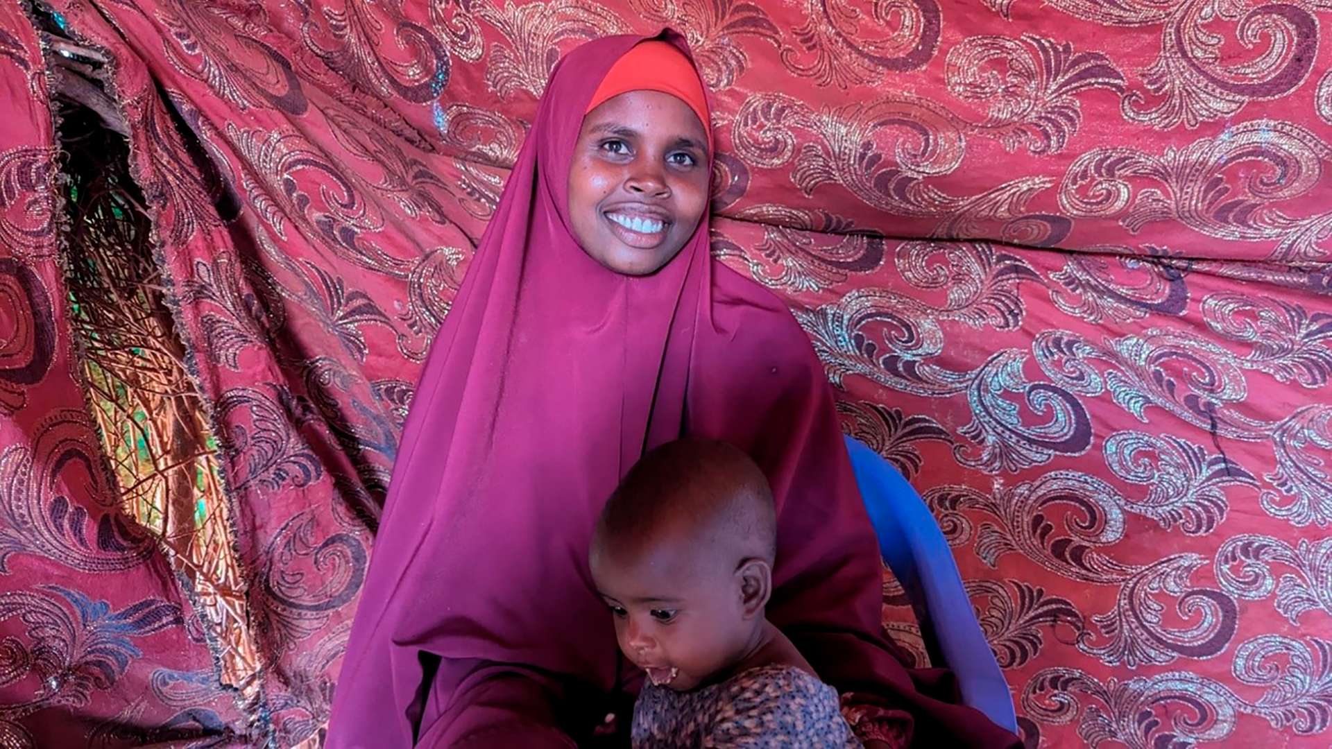 Falastin disfruta de la pasta de cacahuete que le dieron. Su madre está contenta con el progreso que está logrando su hija después de semanas de tratamiento nutricional. Foto de Mohamed Adan Maalim.