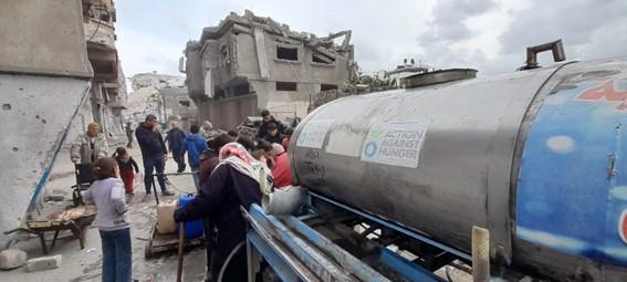 Distribución de agua potable a la población en Gaza. © Acción contra el Hambre