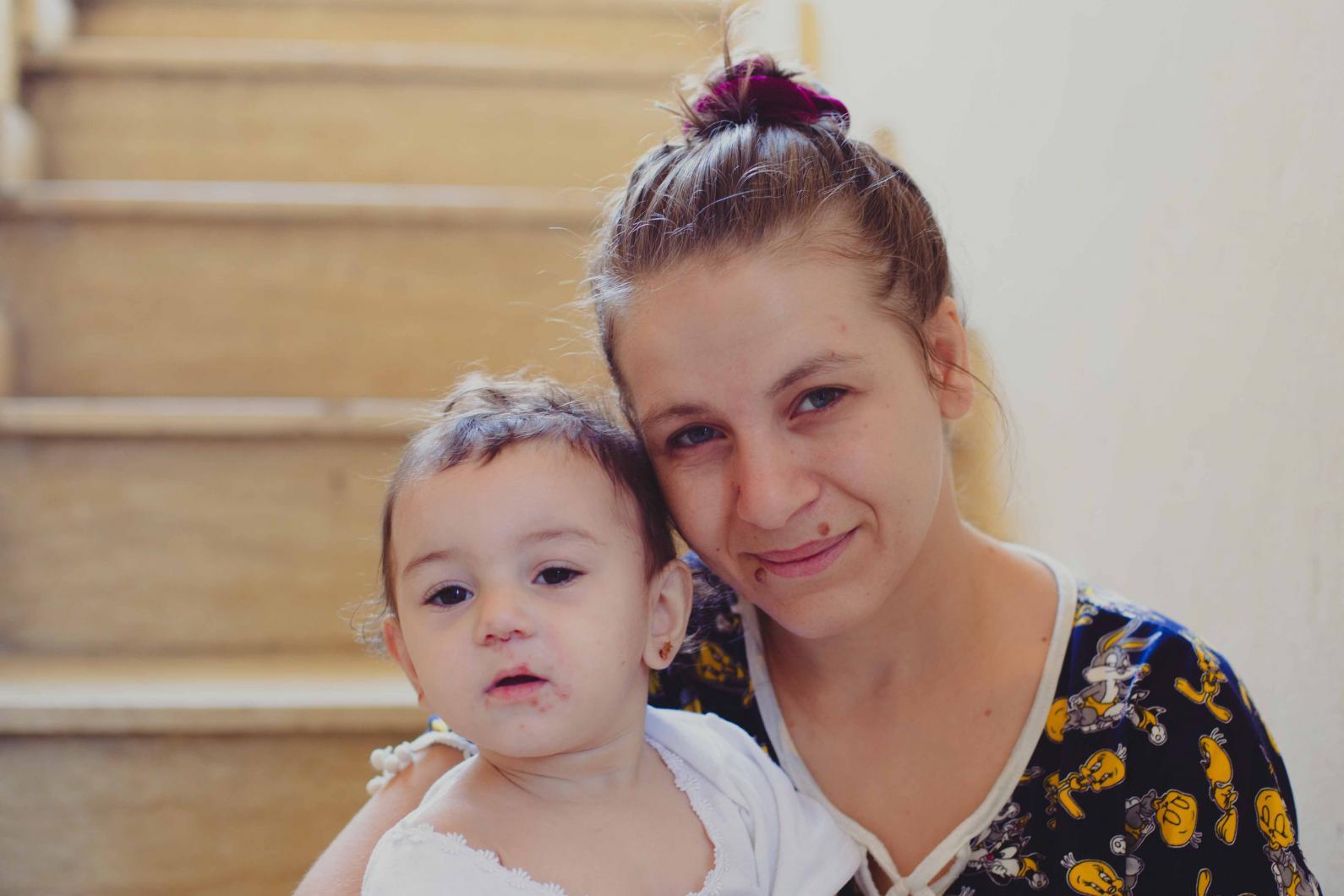 La refugiada siria Zahra con su hija Cyla en su pequeño hogar en Nabaa, Beirut. Créditos: Carmen Moreno/Acción contra el Hambre.
