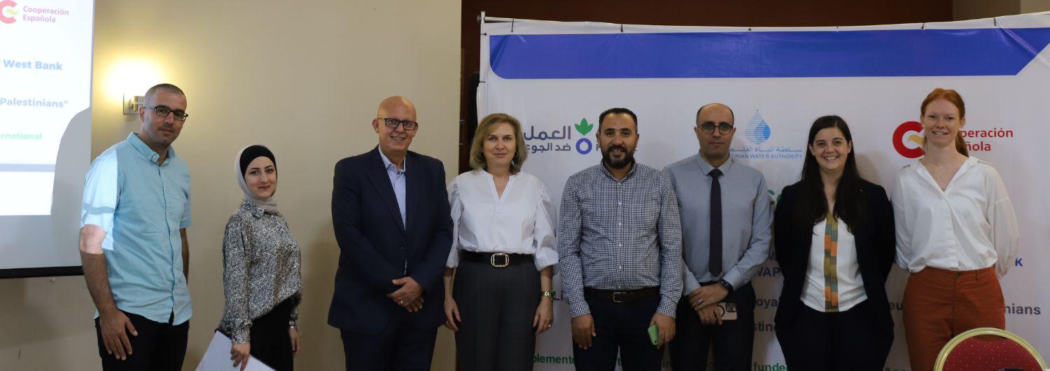 El equipo de Acción contra el Hambre en Territorios Palestinos Ocupados presenta el plan SWAP para mejorar el acceso al agua en el sur de Cisjordania.