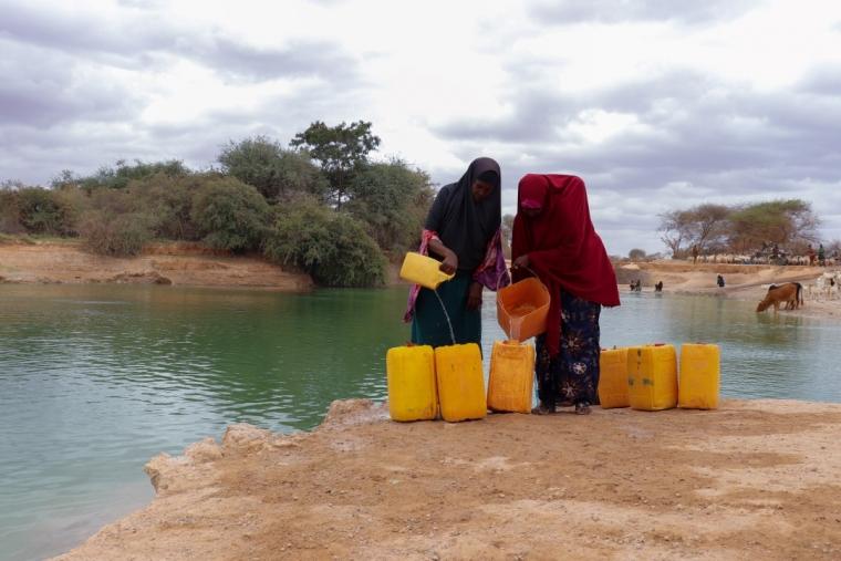 habiba_issack_and_maryam_ali_fetch_water_at_the_salah_habib_earth_pan.jpg habiba issack and maryam ali fetch water at the salah habib earth pan