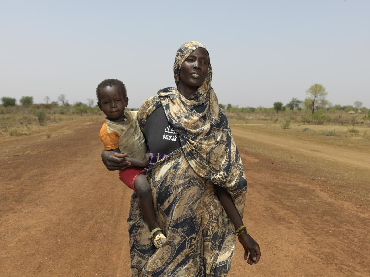 Nyibol Mathiang Deng, de 27 años, está embarazada de seis meses y llegó a la frontera con su hija menor. Nyibol Mathiang Deng, de 27 años, está embarazada de seis meses y llegó a la frontera con su hija menor. Nyibol Mathiang Deng, de 27 años, está embarazada de seis meses y llegó a la frontera con su hija menor. © Peter Caton para Acción contra el Hambre