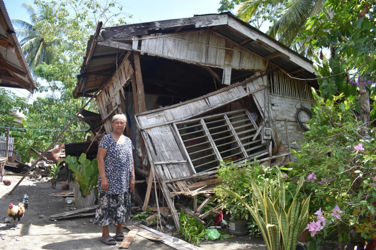 En Glan, Sarangani, una casa sucumbió a los daños tras el reciente terremoto, según se observó durante la evaluación de necesidades realizada por Acción contra el Hambre con el consorcio ACCESS el 18 de noviembre © Abdul Alim Talusob para Acción contra el Hambre.