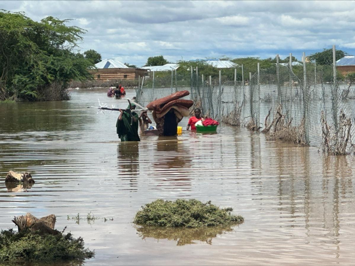 Families moving from flooded areas in Hudur and going to higher grounds.