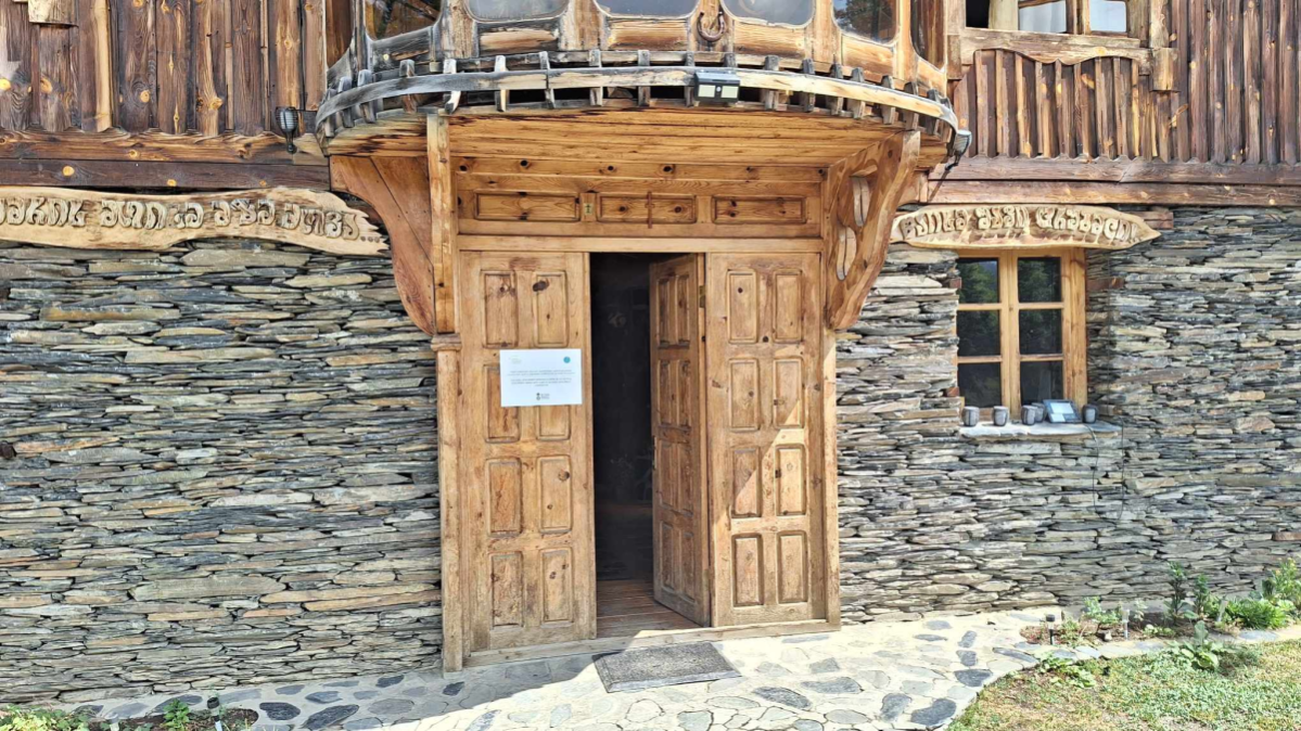 hutel entrance 1