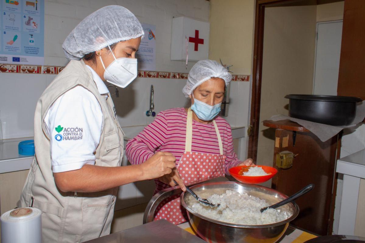 dos mujeres cocinan