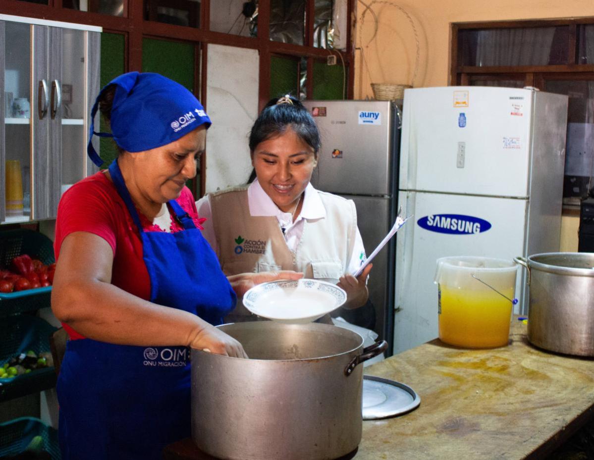 dos mujeres cocinando