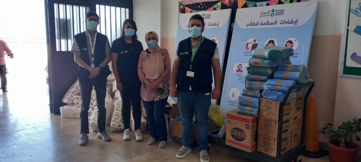 distribución de kits de higiene escolares en el sur del Líbano