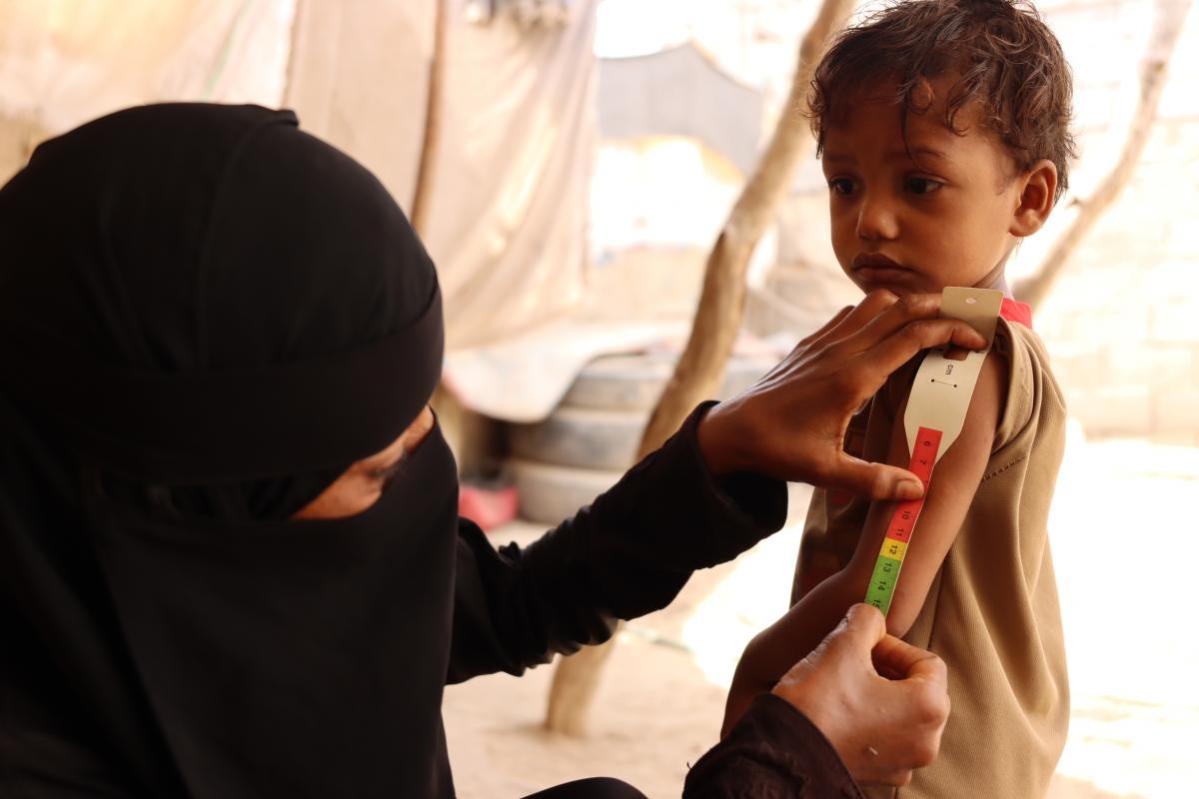 tasmeem measuring watheek using the muac tape abyan almakhzan photo credit nada al saqaf 2